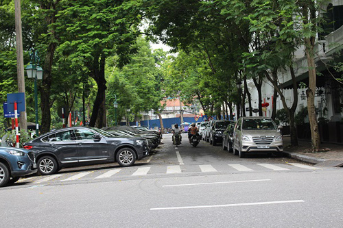 
Ô tô đỗ chật kín hai bên lòng đường là hình ảnh vẫn thường thấy trong khu vực nội thành Hà Nội
