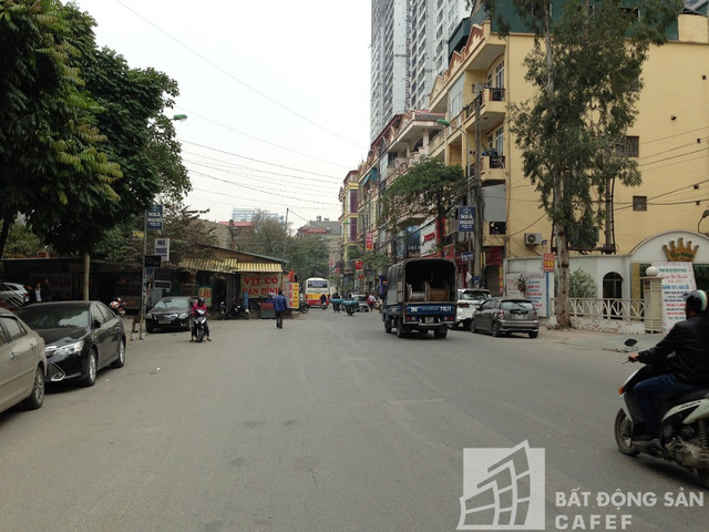 
Đường Nguyễn Tuân đoạn gần dự án vẫn còn một đoạn nút thắt cổ chai, đường khá hẹp trong khi lưu lượng xe đi lại tương đối lớn.
