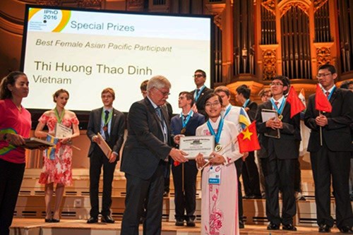 Đinh Thị Hương Thảo nhận giải thưởng nữ sinh Châu Á xuất sắc nhất. (Ảnh: NVCC)
