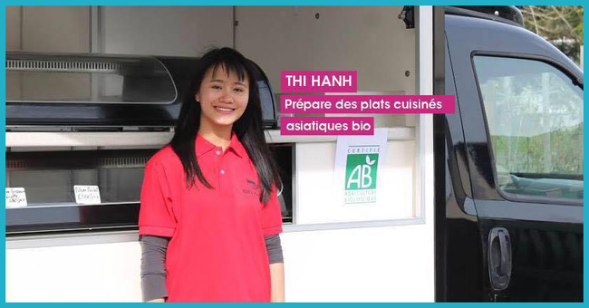 Hình ảnh của Hạnh bên chiếc xe tải bán ẩm thực Việt khi tham gia cuộc thi Ý tưởng khởi nghiệp tại Pháp