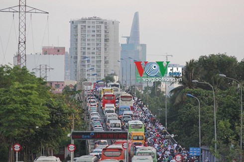 Ùn tắc, kẹt xe thường xuyên diễn ra ở các thành phố lớn. Đặc biệt là Hà Nội và TP. Hồ Chí Minh.