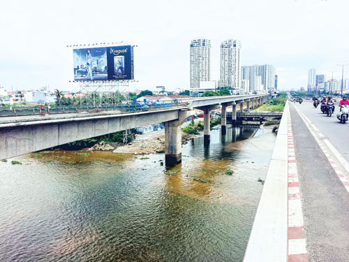 Trục Metro số 1 (Bến Thành - Suối Tiên), đang dần hình thành. Ảnh chụp tại đoạn băng qua sông Sài Gòn (giao giữa quận 2 với Bình Thạnh). Ảnh: LAN ANH