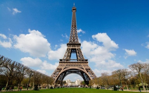 Tháp Eiffel ở Paris sắp được khoác một chiếc áo giáp bảo vệ. Ảnh: AFP