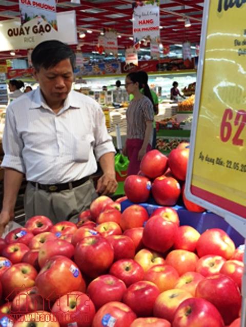 
Người tiêu dùng đang băn khoăn vì nhiều mặt hàng hoa quả nhập khẩu có giá rẻ bất ngờ. Ảnh: H.V
