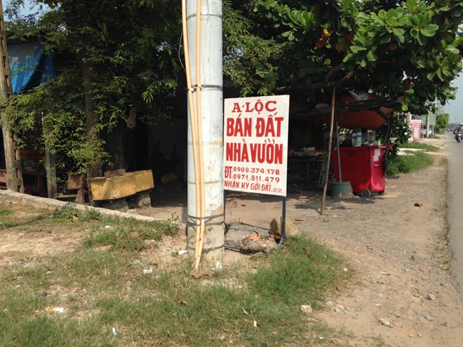 Dọc các tuyến đường lớn ở Củ Chi, bảng quảng cáo ký gửi, mua bán đất vườn xuất hiện nhiều nơi. Ảnh: V. Vân.