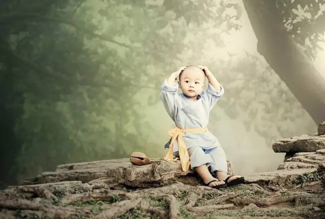 Tiểu hòa thượng vẫn băn khoăn về câu hỏi mà sư thầy chưa cho lời giải đáp. Ảnh minh họa.