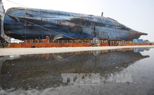 Phà Sewol được lai dắt về tới cảng Mokpo ngày 31/3. Ảnh: THX/TTXVN