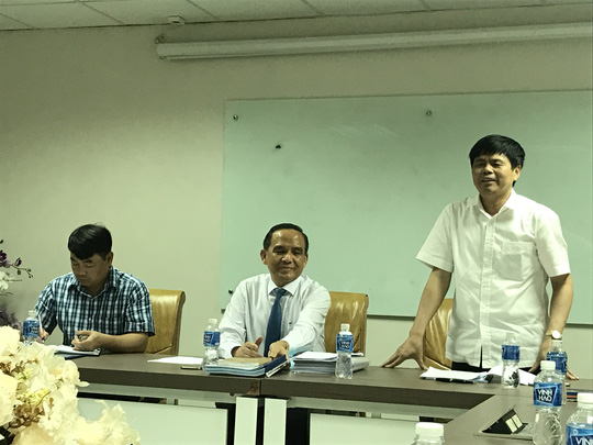 Ông Lê Văn Lịch, Phó tổng cục, Tổng cục Quản lý đất đai, Bộ Tài nguyên - Môi trường (đứng) làm việc với Hiệp hội BĐS TP HCM liên quan đến việc kiến nghị sửa đổi Luật đất đai 2013