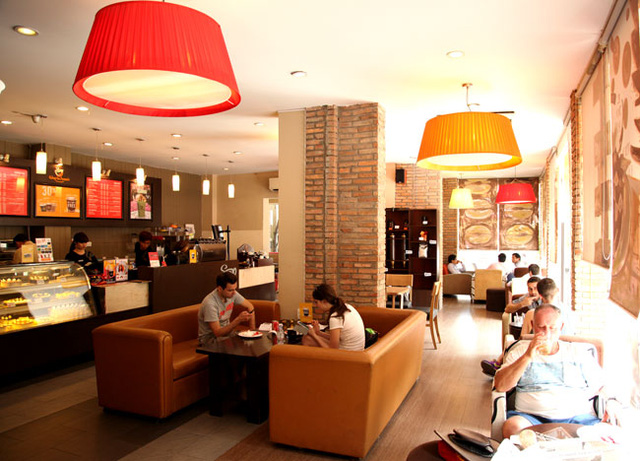 Không gian một quán Gloria Jeans Coffees tại TP HCM.