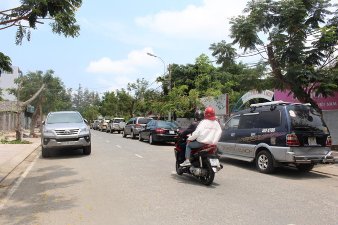 Một điểm tập kết quen thuộc của giới đầu tư và cò đất trên đường Tắc Xuất, bãi biển Thùy Dương vào buổi trưa. Ảnh V. Văn.