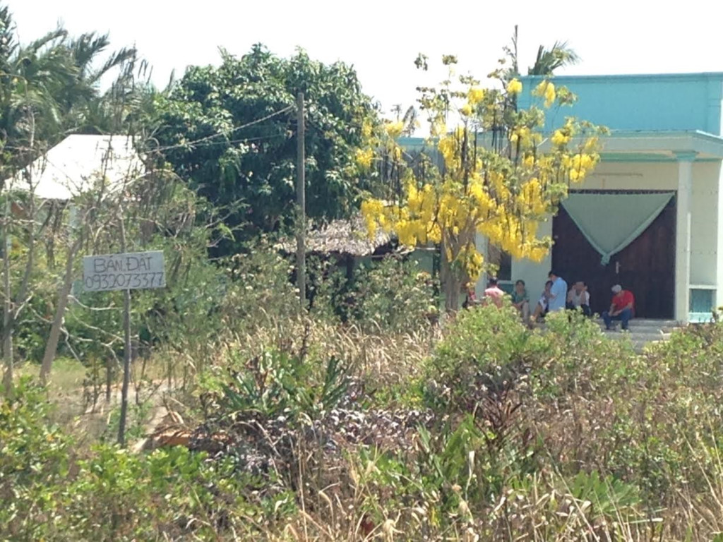 Ở khu vực xung quanh đường Rừng Sác, xã Bình Khánh, cứ nơi nào treo bảng bán đất là cò đất xuất hiện. Ảnh: V. Văn