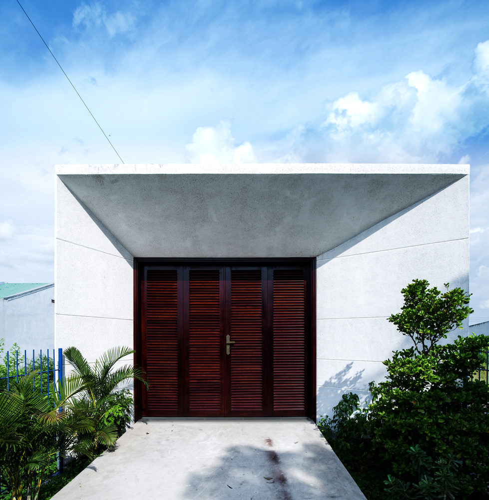 Căn nhà một tầng nằm trên diên tích đất 5x40 m, được thiết kế bởi 23o5 studio.