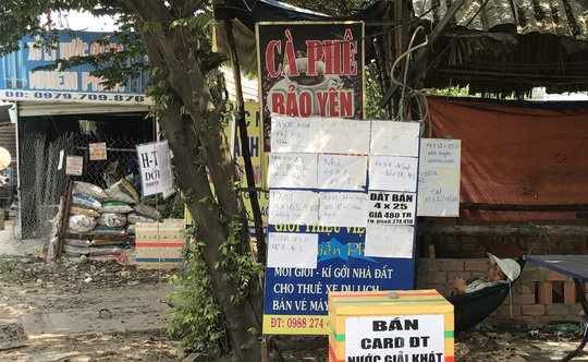 Nhiều người làm “cò” đất để kiếm thêm thu nhập ở xã Vĩnh Lộc B, huyện Bình Chánh, TP HCM.