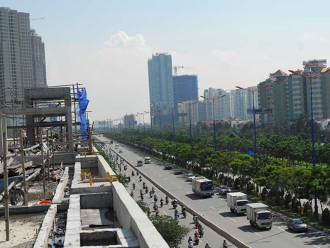 Hàng loạt dự án căn hộ mọc lên dọc các tuyến metro. Ảnh: HTD