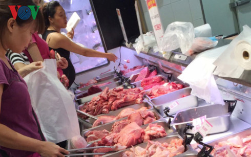 Tại nhiều siêu thị, người tiêu dùng vẫn phải mua thịt với giá cao.