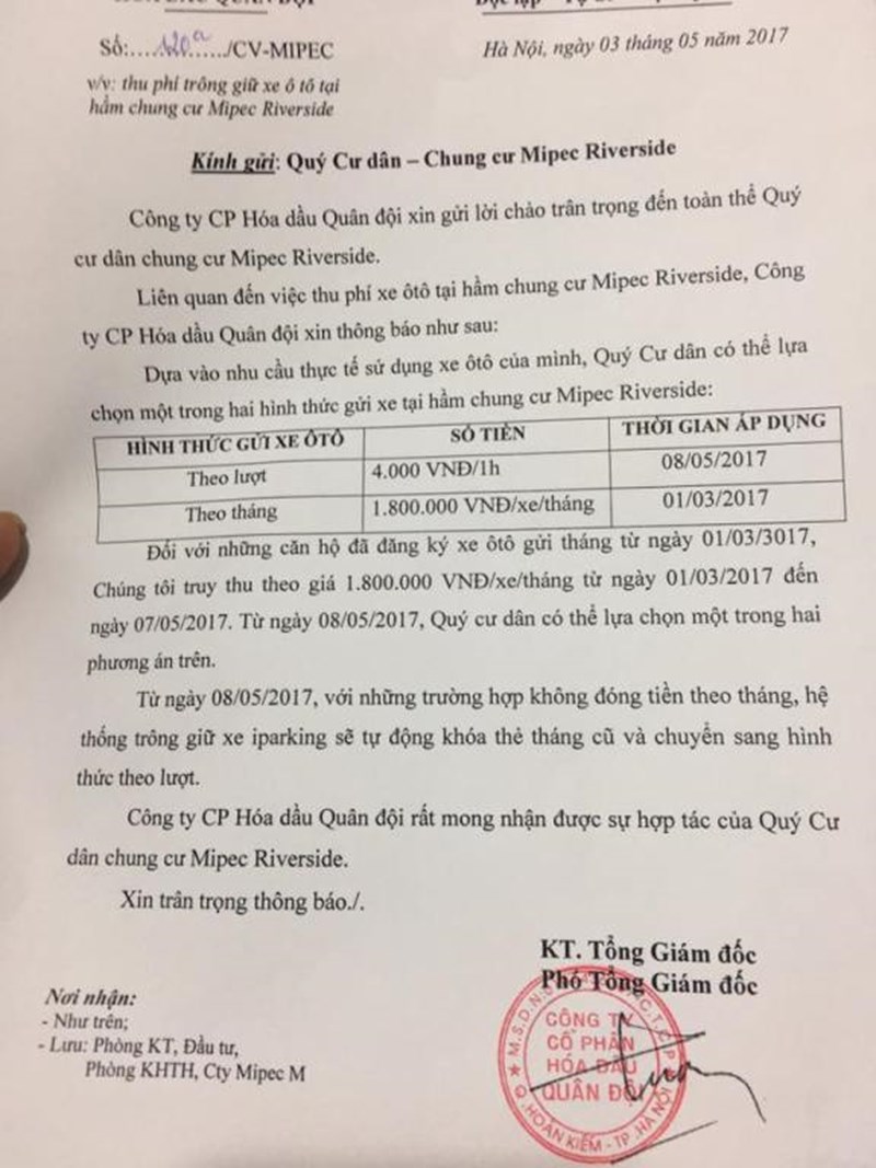 Thông báo thu phí trông ô tô của chủ đầu tư bị người dân phản đối vì quá cao.