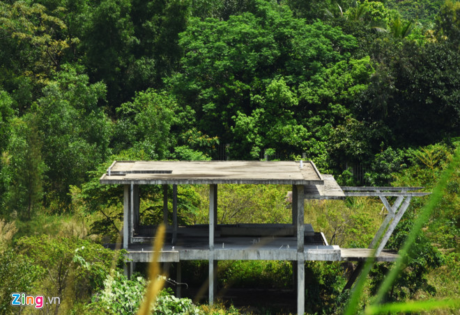 Một dự án triển khai giữa chừng rồi bỏ hoang ở ven biển Sơn Trà. Ảnh: Đoàn Nguyên.