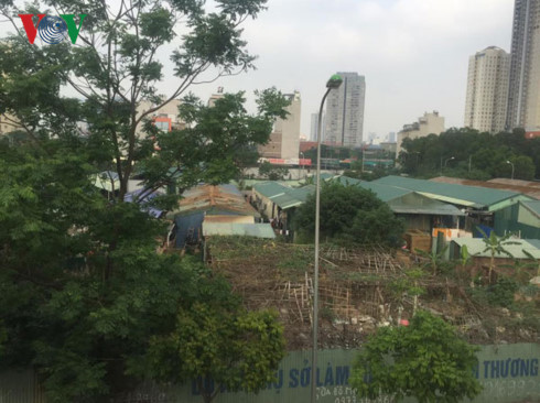Các dãy nhà nơi có công nhân đang sinh sống trong khu đất dự án xây dựng trụ sở các Tổng công ty do Handico quản lý trên địa bàn phường Mễ Trì.