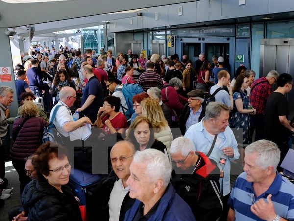 Hành khách bị mắc kẹt tại sân bay Heathrow sau khi hãng British Airways buộc phải hoãn tất cả các chuyến bay theo dự định. (Nguồn: EPA/TTXVN)