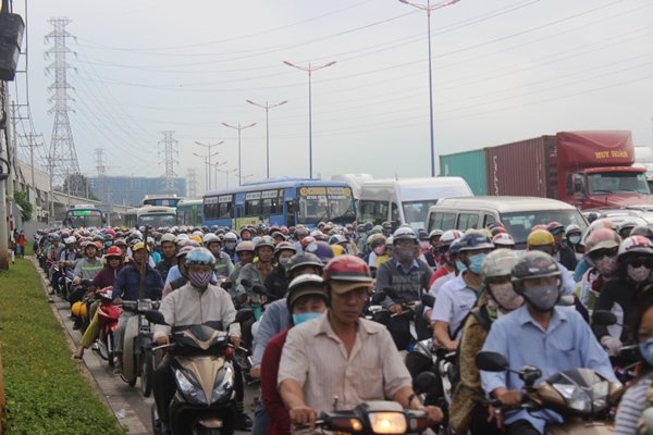 
Từ rạng sáng đến trưa nay (7/6), các tuyến đường cửa ngõ hướng vào cảng Cát Lái (Q.2, TPHCM) xảy ra cảnh ùn tắc nghiêm trọng
