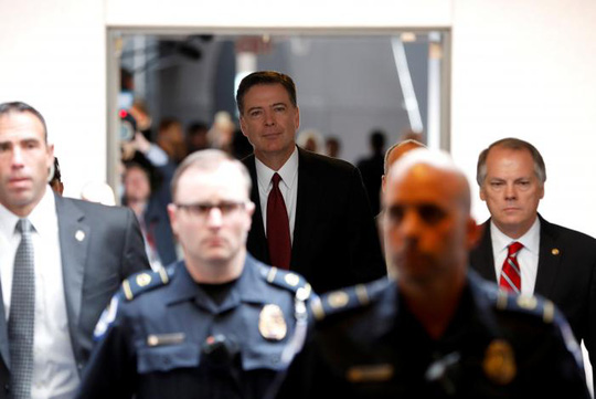 
Cựu giám đốc FBI James Comey điều trần trước Ủy ban Tình báo Thượng viện Mỹ hôm 8-6. Ảnh: Reuters
