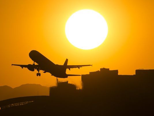 
Hơn 20 chuyến bay của hãng hàng không American Airlines hôm 20-6 không thể cất cánh từ TP Phoenix vì nắng nóng. Ảnh: USA Today
