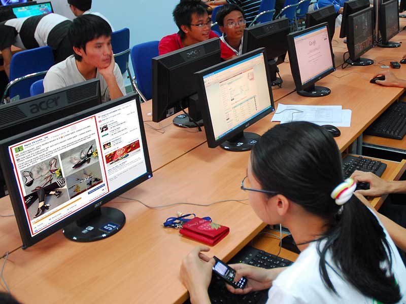 Ngày càng có nhiều người mua, bán hàng qua mạng. Ảnh: HTD