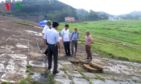 Đoàn cán bộ tỉnh Thái Nguyên đi kiểm tra hiện trường.
