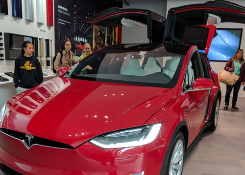 
Một trong những mẫu ô tô điện do hãng Tesla (Mỹ) chế tạo và sản xuất. (Ảnh chụp tại Mỹ) Ảnh: Hoài Dương
