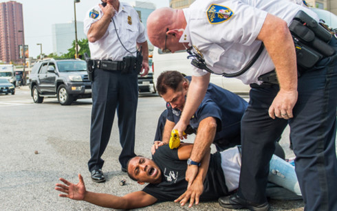 Cảnh sát Mỹ khống chế 1 người biểu tình phản đối lực lượng thực thi pháp luật sau cái chết của thanh niên da màu Freddie Gray năm 2015. (Ảnh: Reuters)