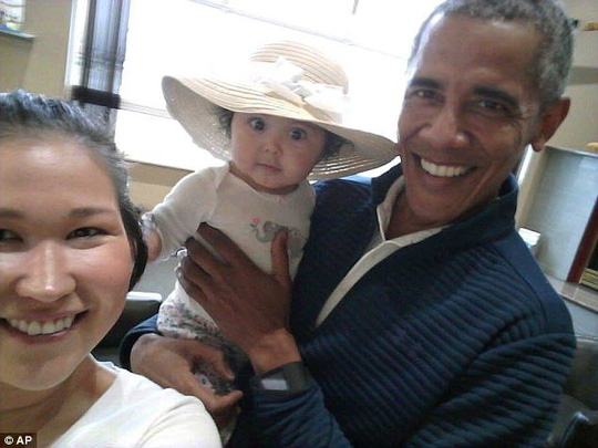 
Jolene Jackinsky và con gái chụp ảnh selfie với Obama. Ảnh: AP
