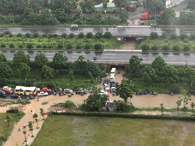 
Hầm dân sinh ngập lún bánh xe sau cơn mưa sáng 13/7/2017 (Ảnh Dân Trí).
