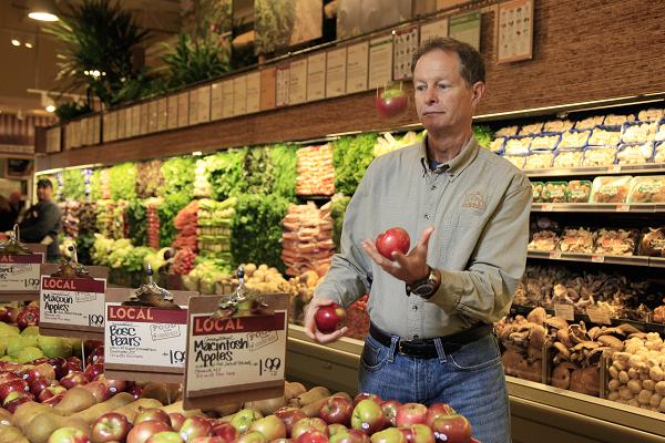 Mackey trổ tài tung táo trong cửa hàng Whole Foods.