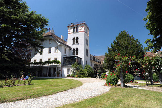 
Trong thời gian học chính thức, các lớp học được tổ chức tại lâu đài Chateau. Khung cảnh bên ngoài các lớp học giống như một khu nghỉ dưỡng cao cấp.
