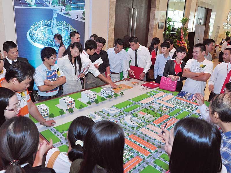 Pháp luật cho phép chủ đầu tư bán nhà hình thành trong tương lai. Trong ảnh: Khách hàng đang tìm hiểu mua nhà tại một dự án. Ảnh: THÙY LINH