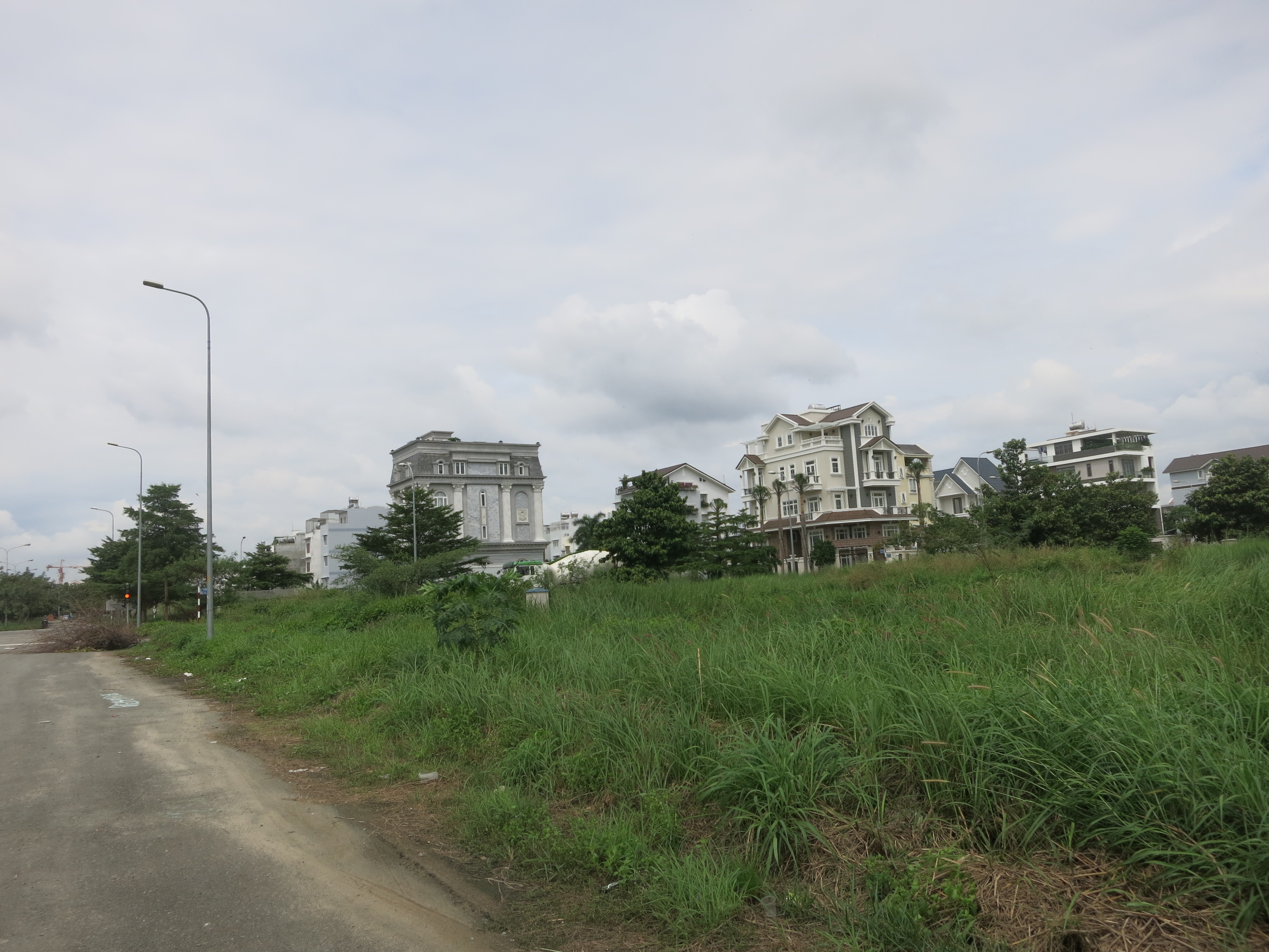 Bên cạnh đó, Sở TN&MT TP HCM bảo lưu quan điểm về nội dung “đất ở trên 2.000 m2 muốn tách thửa phải lập dự án”.