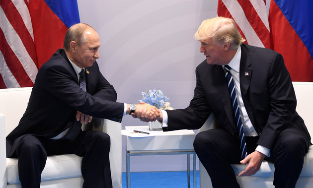 
Tổng thống Mỹ Donald Trump (phải) gặp đồng cấp Nga Vladimir Putin bên lề hội nghị cấp cao G-20 tại Hamburg, Đức hôm 7/7 (Ảnh: Getty)
