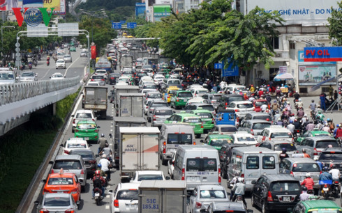 
Khu vực cửa ngõ sân bay Tân Sơn Nhất tại đường Trường Sơn thường ùn tắc dù có cầu vượt.
