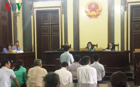 
Ngày xét xử thứ 2 vụ án Nguyễn Minh Hùng và đồng phạm tổ chức buôn lậu thuốc ung thư giả.

