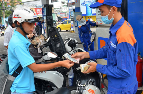 
Thuế bảo vệ môi trường và thuế GTGT nếu được thông qua sẽ tác động lớn đến giá xăng dầu Ảnh: TẤN THẠNH
