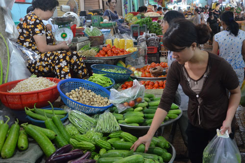 
Các chuyên gia cho rằng khi thuế GTGT tăng lên, giá cả hàng hóa, dịch vụ… tăng theo, ảnh hưởng đến người nghèo nhiều hơn người giàu Ảnh: Tấn Thạnh
