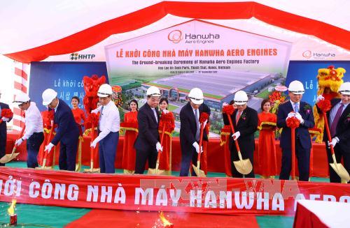 
Đại biểu thực hiện Nghi thức khởi công xây dựng Nhà máy Hanwha Aero Engines tại Khu Công nghệ cao Hòa lạc. Ảnh: Minh Quyết/TTXVN
