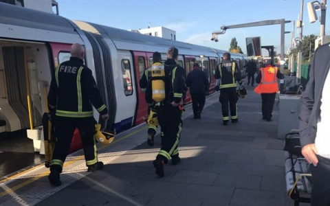 Hiện trường vụ tấn công nhà ga tàu điện tại London. Ảnh: Reuters