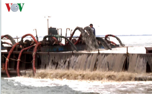 Cửa biển Cần Giờ bị cày nát do nạn khai thác cát lậu (Ảnh: Vinh Quang/VOV-TPHCM)