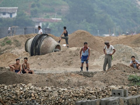 
Người lao động nghỉ ngơi trên công trường ở ngoại ô Hamhung, thành phố lớn thứ hai Triều Tiên, ngày 21/7/2017 (Ảnh: Wong Maye-E/AP)
