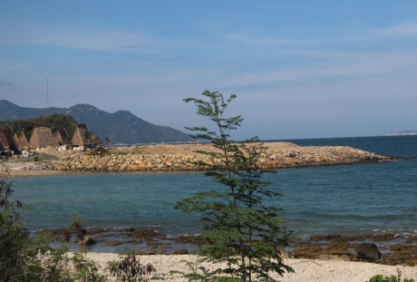 
Khu vực xây dựng dự án Champarama Resort & Spa với nhiều khối đất đá nhô ra biển.
