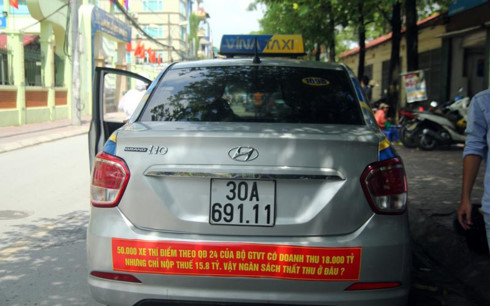 
Các băng rôn được dán trên kính hoặc thành đuôi sau xe Taxi.(Ảnh minh họa: KT) 
