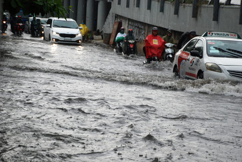
Đường Nguyễn Hữu Cảnh ngập trở lại vào trưa 17-10 dù mưa không lớn
