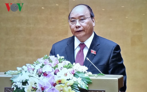 
Thủ tướng Chính phủ Nguyễn Xuân Phúc trình bày báo cáo tại phiên khai mạc Kỳ họp thứ 4 Quốc hội khóa XIV 
