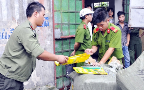 
Lực lượng chức năng phát hiện và xử lý tình trạng buôn bán hàng giả, nhái thương hiệu. (Ảnh minh họa: KT)
